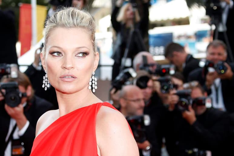 La modelo británica Kate Moss a su llegada a la proyección de la película Loving en la 69 edción del Festival Internacional de Cine de Cannes. (ARCHIVO)