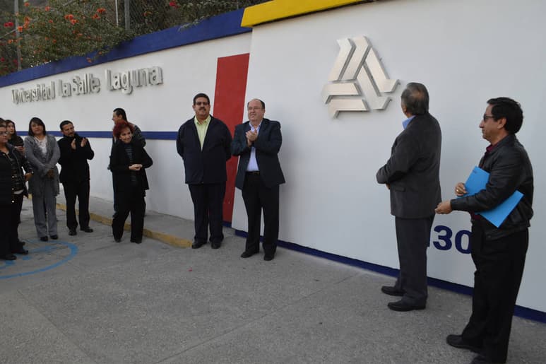 Actividad. Se colocó una placa de la ULSA Laguna en el frente de la Preperatoria La Salle.