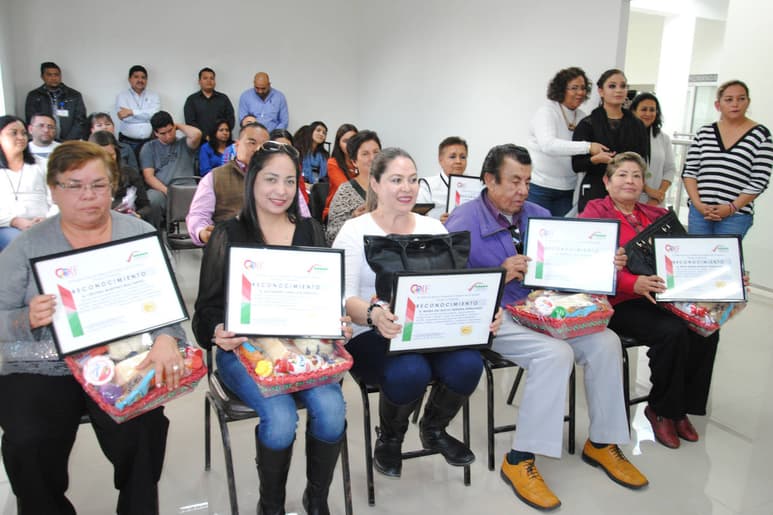 Reconocidos. Por tener desde 20 y hasta 27 años de servicio, empleados del DIF fueron reconocidos en su día.
