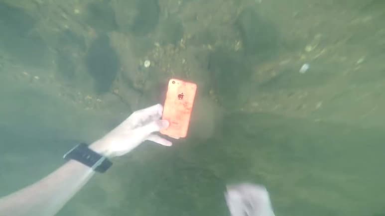 El día que se encontró un arma, no dudó contactar a la policía. (YOUTUBE)