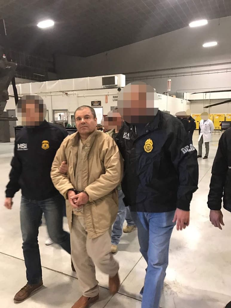 Custodia. El narcotraficante Joaquín “El Chapo” Guzmán a su llegada al aeropuerto MacArthur, en Nueva York, Estados Unidos, procedente de Ciudad Juárez,México, donde fue recibido por autoridades estadounidenses para ser presentado ante los tribunales de Nueva York. (AGENCIAS)
