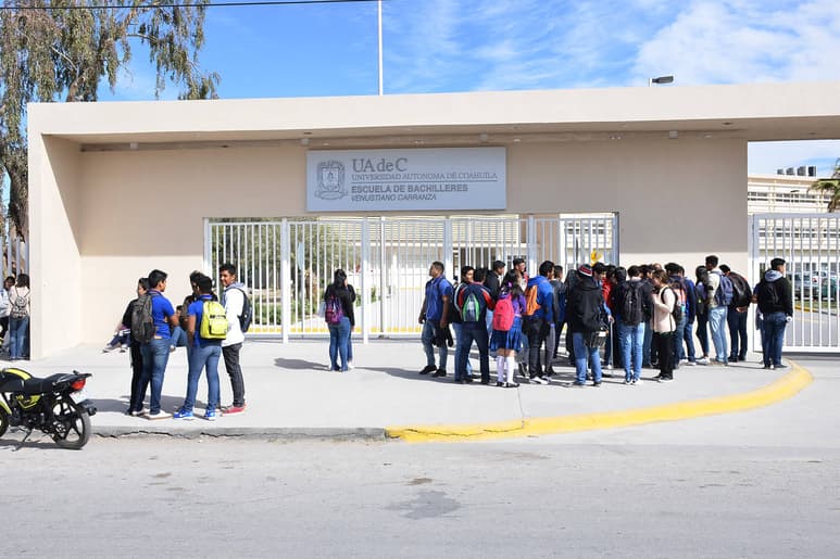 Alarma. Menor de primer grado de preparatoria intenta lanzarse de la azotea de un edificio de PVC.