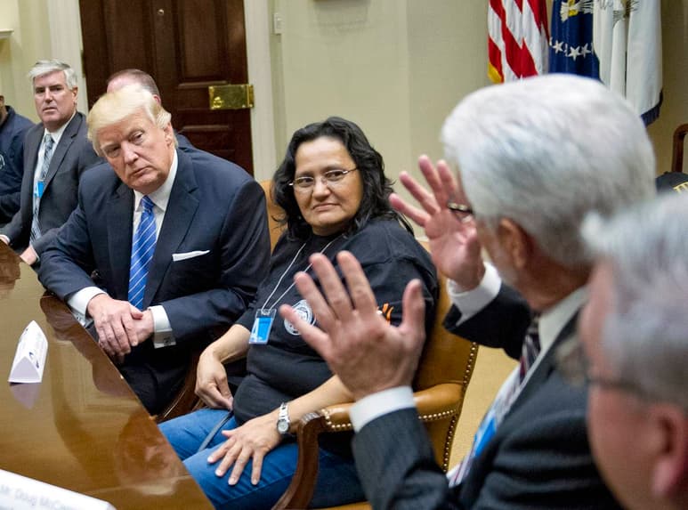 Junta. Trump en su primer día de trabajo asiste a una reunión con líderes sociales.