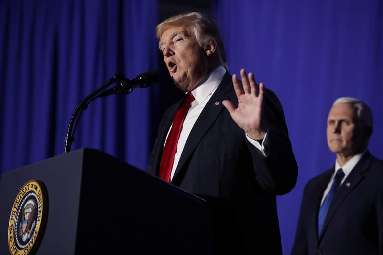 Donald Trump advirtió a Peña Nieto que si no piensa pagar por el muro, sería mejor cancelar su reunión. (ARCHIVO)