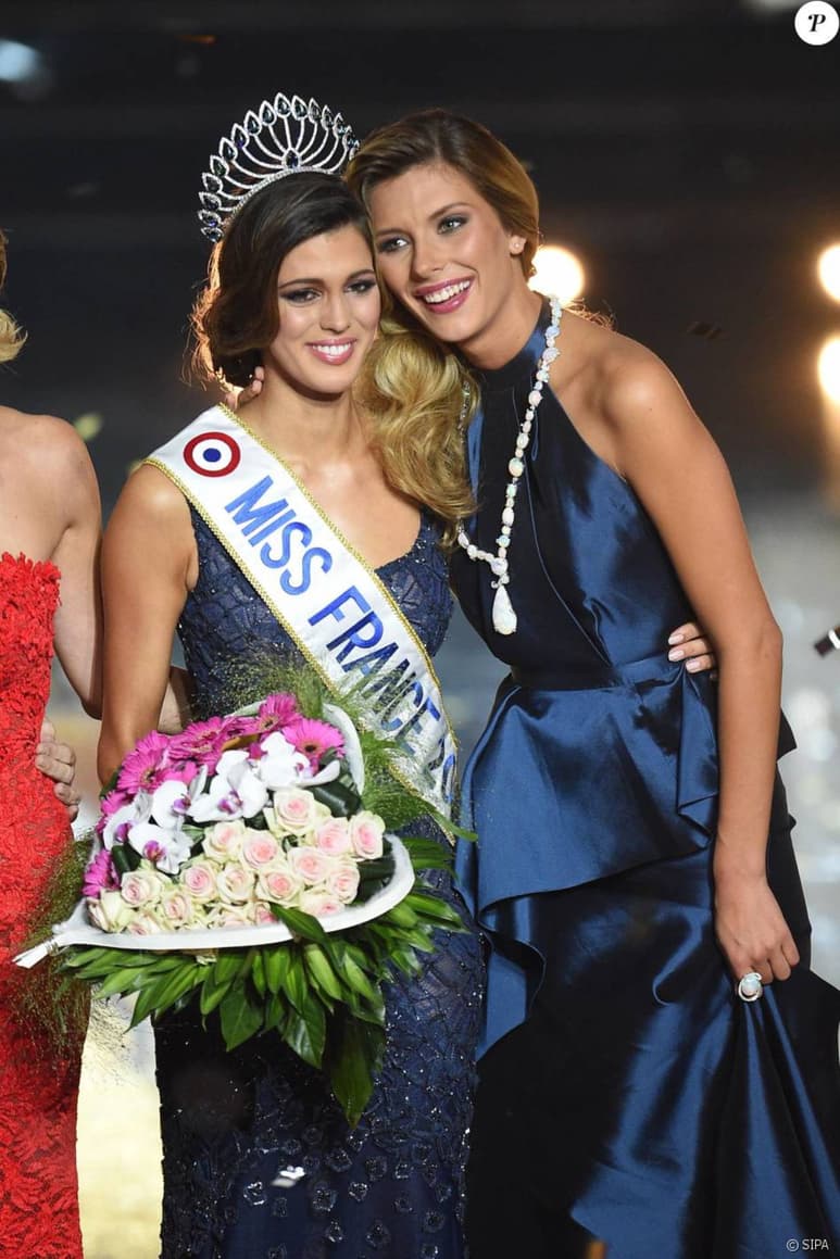 Amigas o pareja. Camille Cerf fue quien coronó a Iris Mittenaere en el certamen de belleza donde se convirtió en Miss Francia. (ARCHIVO)