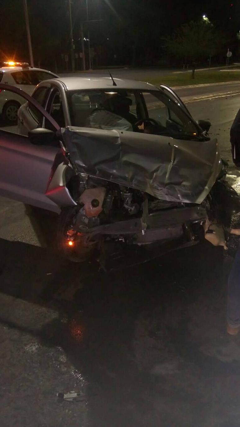 Daños. El vehículo tipo Figo terminó con todo el frente prácticamente destrozado luego del accidente. (CORTESÍA)