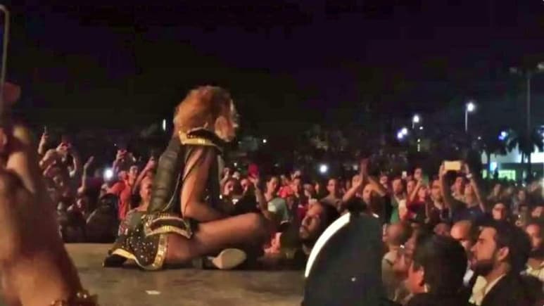 La cantante no se percató de que llegó al final del escenario y cayó abruptamente. (ESPECIAL)