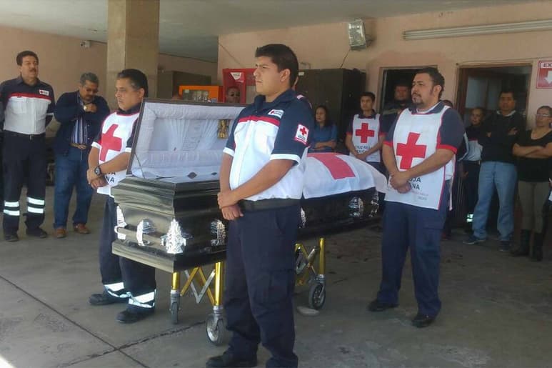 Homenaje. Los paramédicos despidieron a José con el pase de lista y el accionar de las sirenas de las ambulancias.