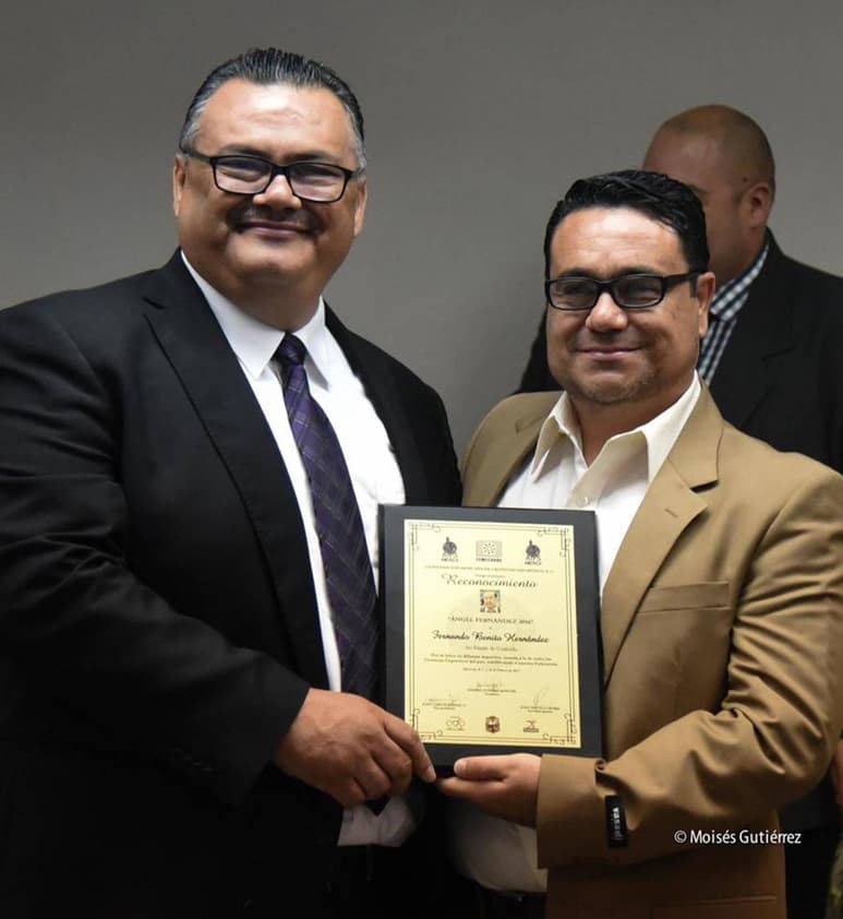 De manos del flamante Presidente de la Femecodre, Alberto Rico Santacruz, el lagunero recibió la placa distintiva por su trayectoria periodística deportiva en la Comarca Lagunera por varios años. (Cortesía Femecrode)