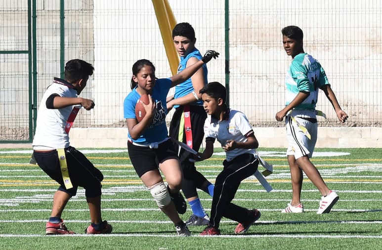 En el Flag Football no se realiza contacto físico entre los deportistas, las jugadas terminan cuando los despojan de un banderín. (Archivo)
