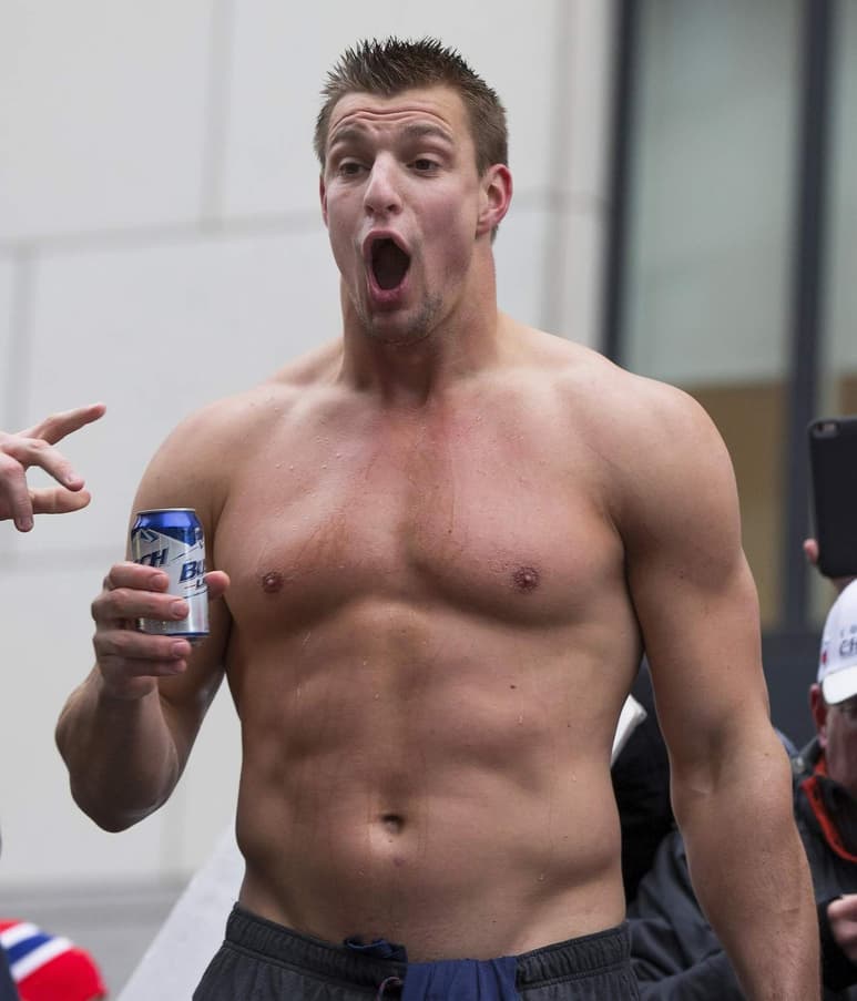A los 27 años de edad, “Gronk” registra ocho cirugías desde su llegada a la NFL en 2010, tres de ellas en la espalda, por lo que su estado físico comienza a ser una punto a destacar en relación con su futuro en la liga.