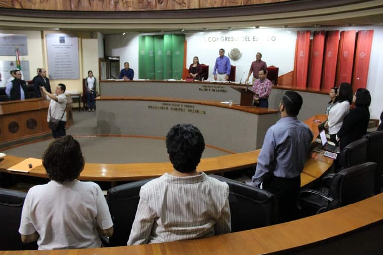 El Congreso local se erigió como Jurado de Procedencia a petición de Tribunal Electoral del Poder Judicial de la Federación y durante a la sesión que duró casi 4 horas, 17 de los 18 diputados presentes votaron a favor del dictamen elaborado por la Comisión de Responsabilidades que preside el panista Riult Rivera. (TWITTER)
