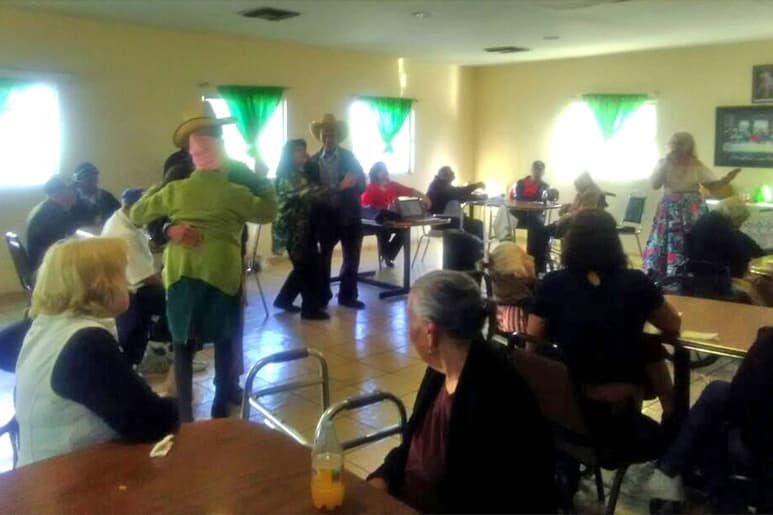 Convivencia. Un grupo de regidores visitó a los adultos mayores que habitan en la Casa del Anciano, a cargo del DIF.