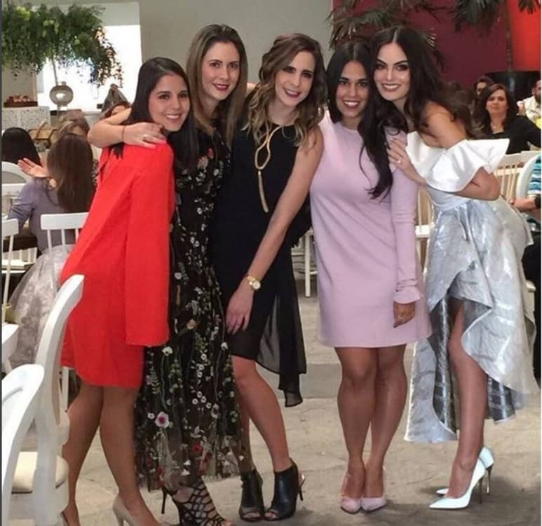 Entre amigas. La ex Miss Universo mexicana, Ximena Navarrete estuvo acompañada de su familia y sus amigas.