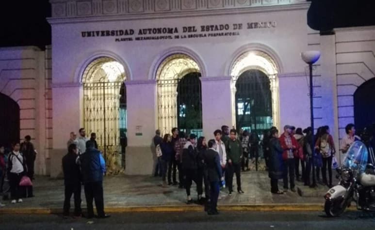 El sujeto saltó la barda del plantel 'con el rostro cubierto' y agredió a algunos alumnos. (TWITTER)
