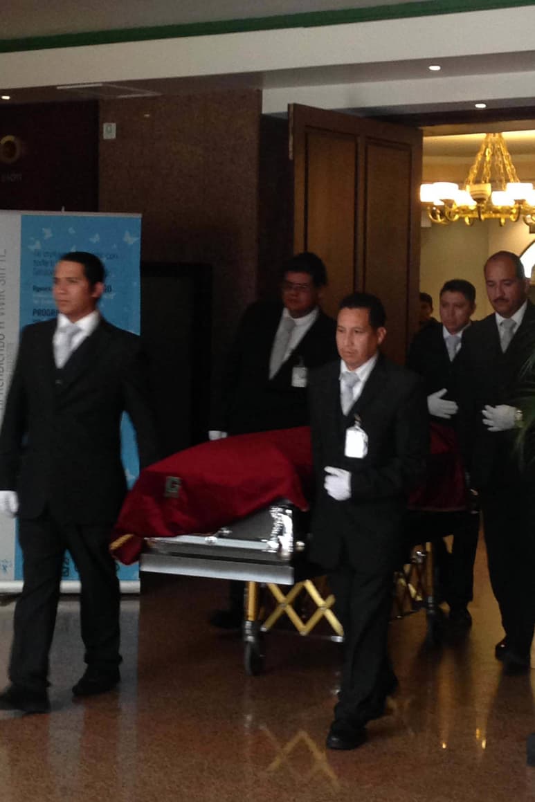 Funeral. Familiares y amigos se dieron cita ayer en una agencia funeraria de la Ciudad de México para despedir a la actriz. (EL UNIVERSAL)
