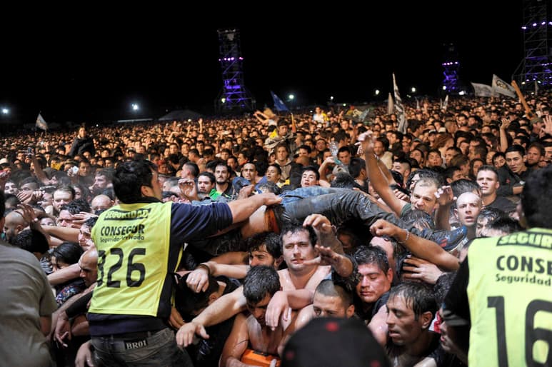 El recinto estaba habilitado para unas 200,000 personas, pero los medios argentinos hablan de que habría más de 300,000. (AP)