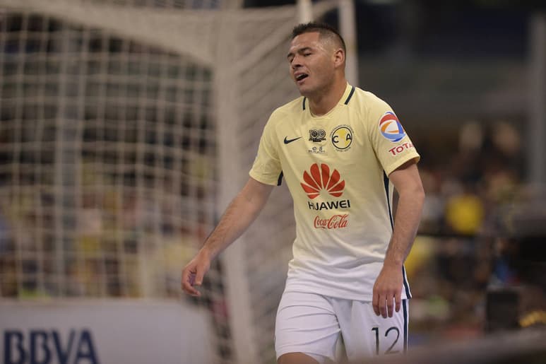 Luego de sostener una charla con el equipo, con cuerpo técnico y con el presidente deportivo, Pablo Aguilar abandonó la práctica. (Jam Media)