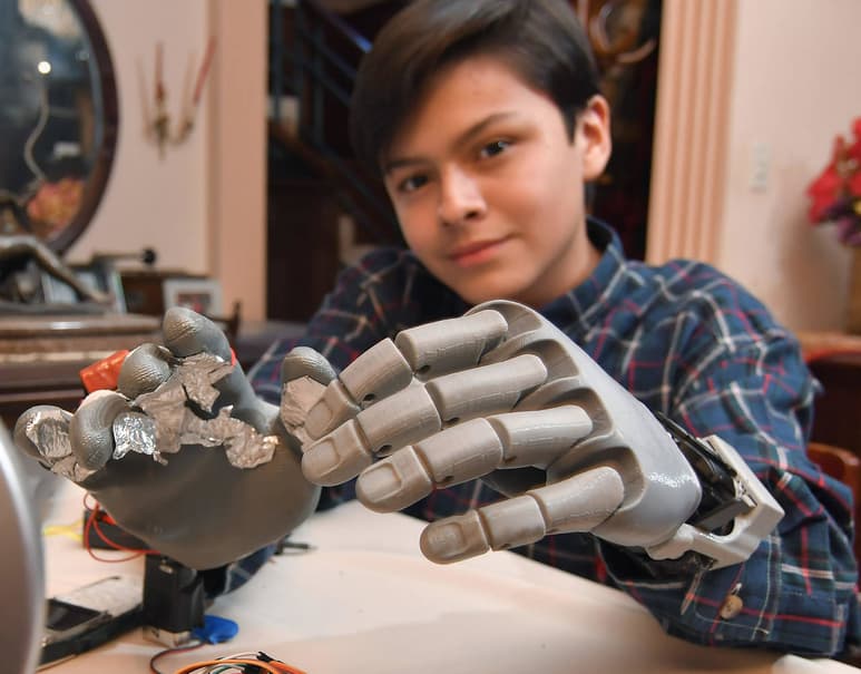 Logro. León Viscarra comenzó a investigar y realizar prototipos para su mano.