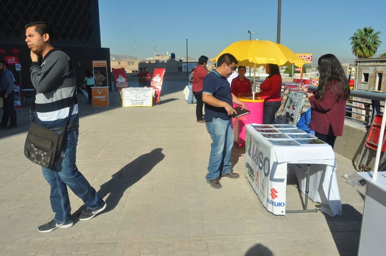 Oportunidad. La Jornada de Empleo de Sejuve Laguna se desarrolló en la explanada posterior de la presidencia municipal.