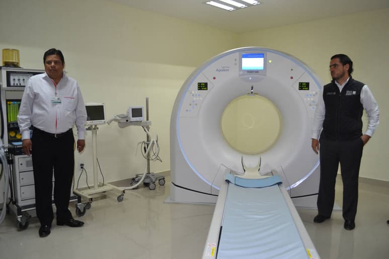 Equipamiento. Clínica 51 del IMSS recibe tres ambulancias, equipo de tomografía y ultrasonido.