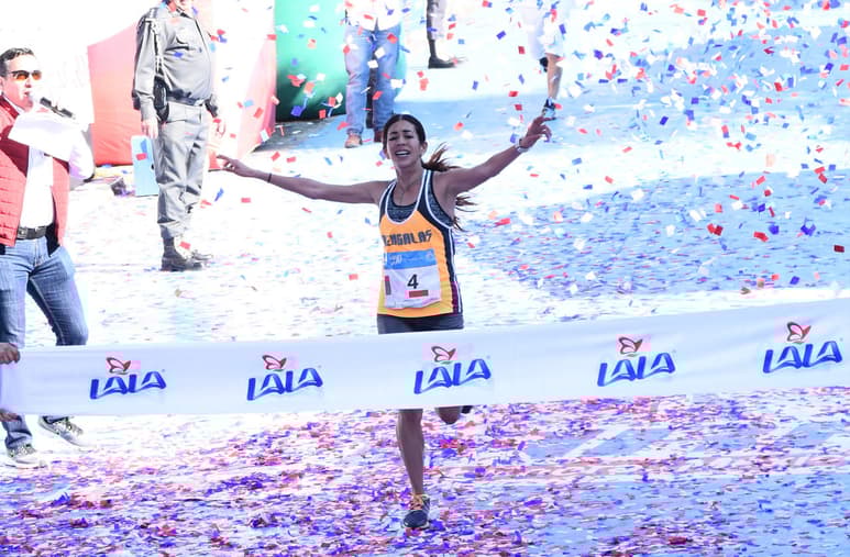 Isabel al momento de cruzar la meta del Maratón Lala. (ARCHIVO)