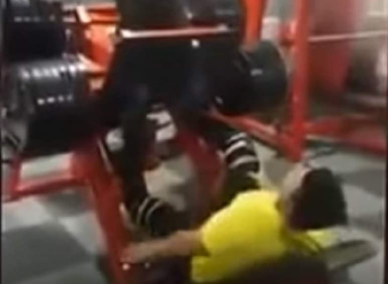 Sus piernas no aguantan el peso que el sujeto pretendía levantar. (YOUTUBE)