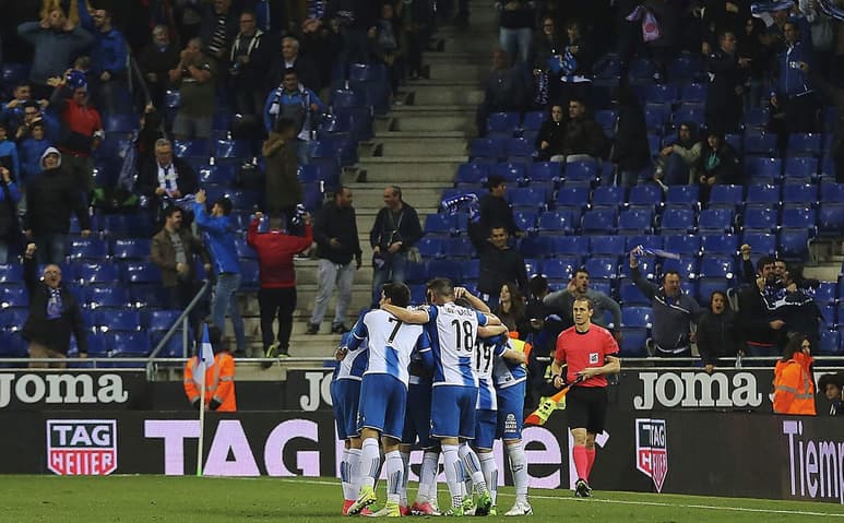 Los jugadores del Espanyol celebran el segundo tanto del equipo anotado por 'La Perla' Reyes. (EFE)