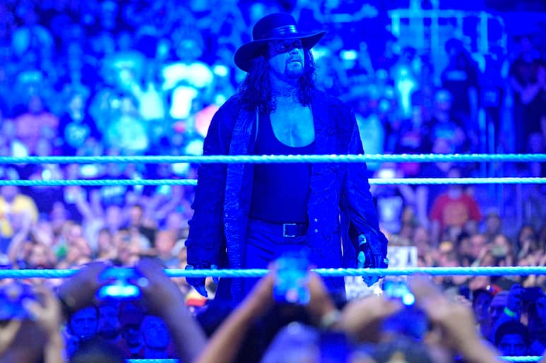 “The Deadman” se subió al cuadrilátero y resistió todos los golpes de su adversario, incluso una caída sobre una mesa. 