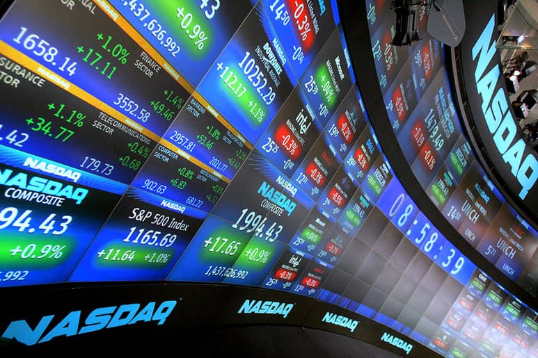 Expectativa. El mercado bursátil se encuentra hoy a la expectativa de las noticias económicas.