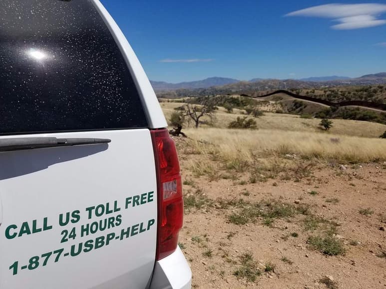 Hasta más de doce horas, deben realizar los migrantes en la frontera Sonora-Arizona para llegar a lugares habitados. (ARCHIVO)