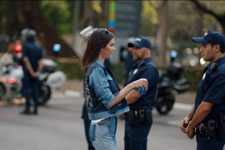 De acuerdo con “USA Today”, el material fue señalado por burlarse de las protestas contra la violencia policial.