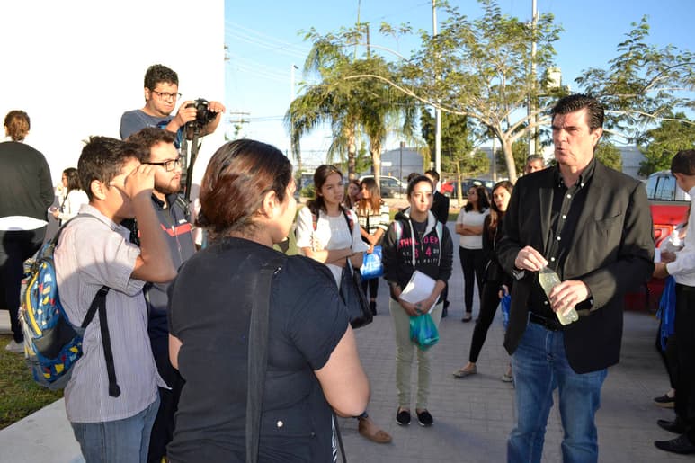 Propuestas. El candidato José Ángel Pérez tuvo un encuentro con jóvenes universitarios para dialogar. (CLAUDIA LANDEROS)