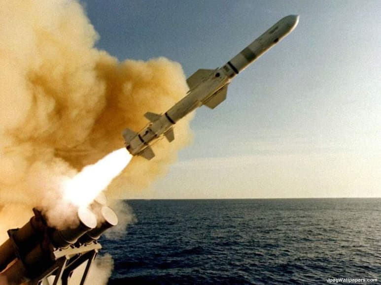 Además, los Tomahawk cuentan con un sistema que les permite atravesar los búnkeres antes de explotar. (ESPECIAL)