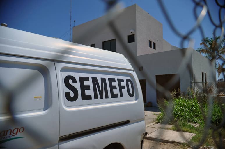 Sin vida. El cuerpo del joven fallecido fue enviado a las instalaciones del Servicio Médico Forense de la Fiscalía General.