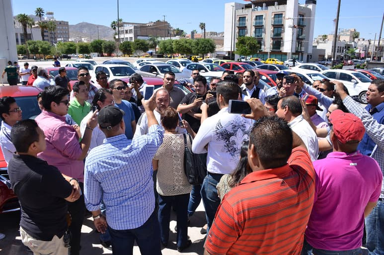 Regulación. Los conductores de Uber tendrán que cobrar sólo con tarjeta y pagar un 1.5 por ciento mensual al municipio. (FERNANDO COMPEÁN)