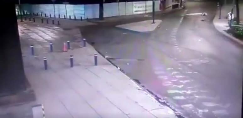 Las imágenes muestran que se impacta contra un poste y vuelan partes del auto y un bulto sobre la avenida lateral. (ESPECIAL)