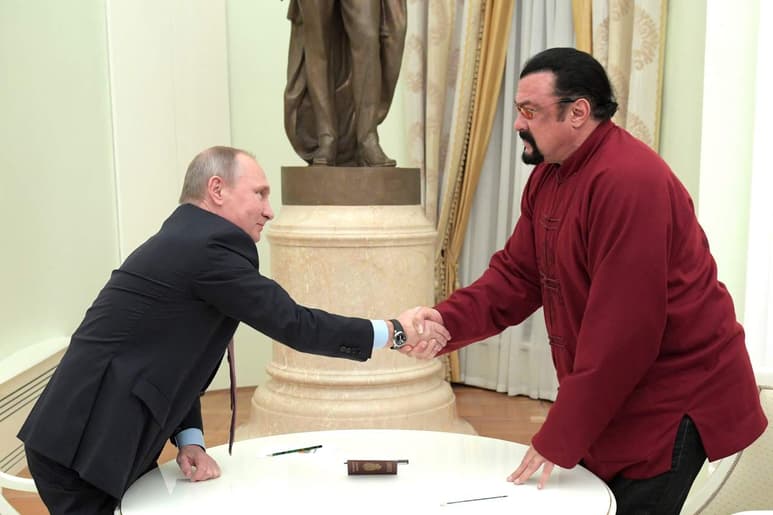 El actor y cantante estadounidense Steven Seagal, quien ha destacado en las cintas Marcado por la muerte y Alerta máxima, en las que ha demostrado su dotes en las artes marciales, celebra su cumpleaños número 66. (ARCHIVO)
