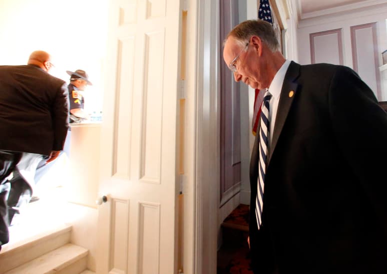 La Comisión de Ética de Alabama encontró la semana pasada causa probable de que Bentley violó leyes éticas. (AP)