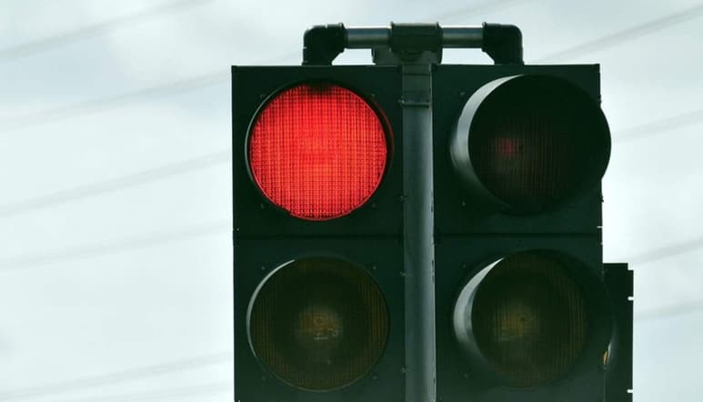 El proyecto prevé que los semáforos inteligentes gestionen sus ciclos de acuerdo con el tránsito, para ajustar o dar preferencia a las vialidades con más afluencia vehicular. (ARCHIVO)