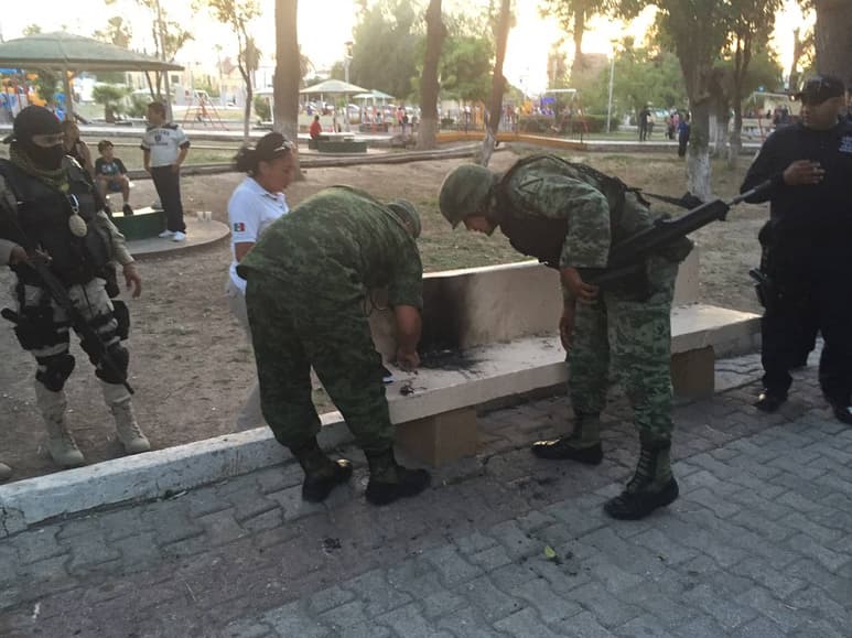 Explosión. Personal militar acudió al lugar para recabar algunas testimoniales y residuos del artefacto y pólvora. (EL SIGLO DE TORREÓN)