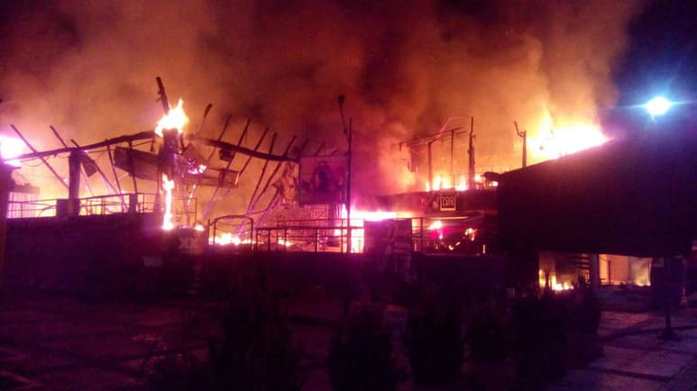 Inseguridad. Un incendio consumió varios establecimientos, ubicados en la zona turística de Ixtapa-Zihuatanejo.