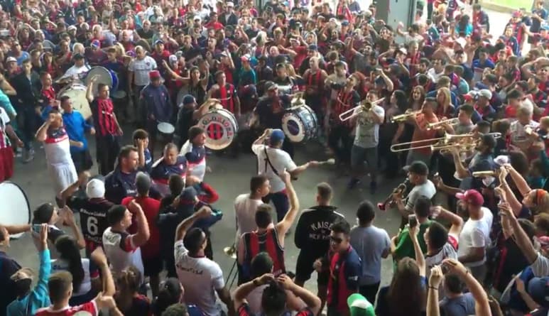La porra del San Lorenzo de Argentina apoya a su equipo con la canción Despacito.