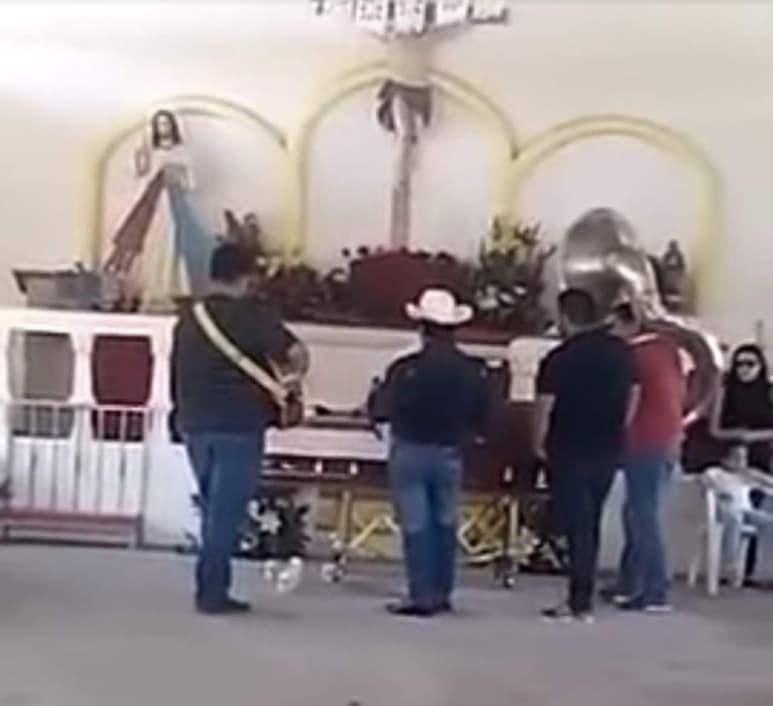 En redes sociales han circulado imágenes del funeral. (ESPECIAL)