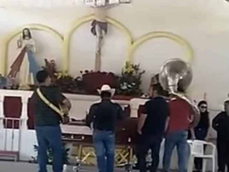 Funeral. Le brindaron un adiós con los acordes de un conjunto norteño y de la banda de música rumbo al panteón.