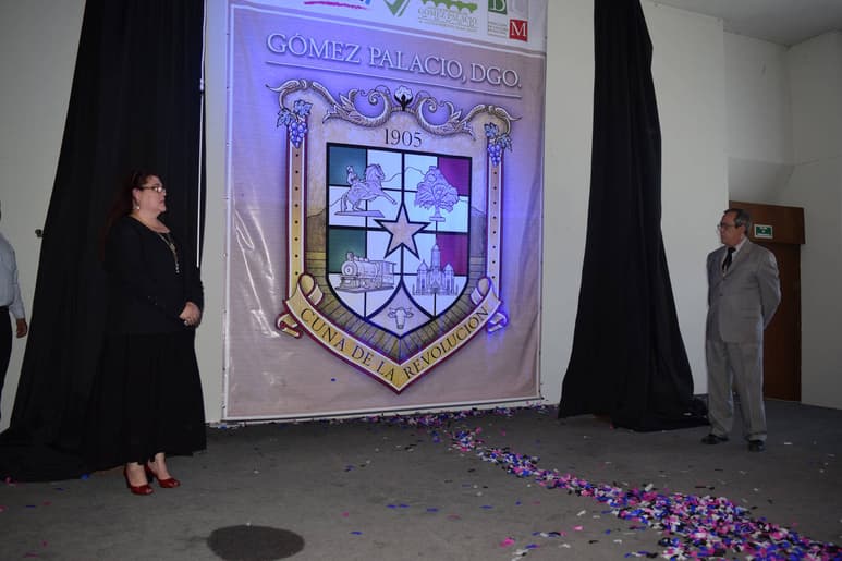 Escudo. Fue presentado por quien lo diseñó, María del Refugio González y el secretario del Ayuntamiento, Ángel Francisco Rey.