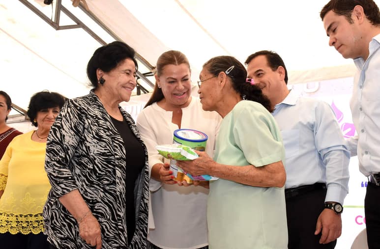 Arranque. Autoridades municipales y estatales iniciaron el programa de leche gratuita y subsidiada.