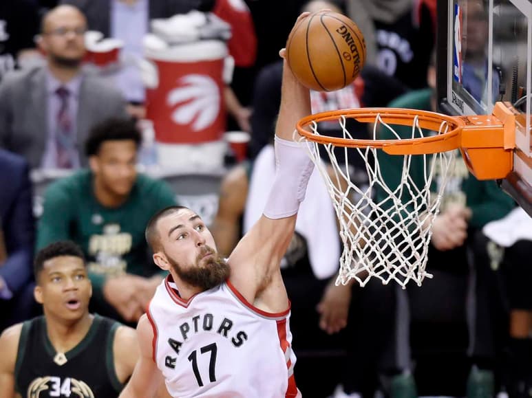 Los Raptors derrotaron 118-93 a Bucks de Milwaukee y se puso arriba 3-2 en la serie de primera ronda. (AP)