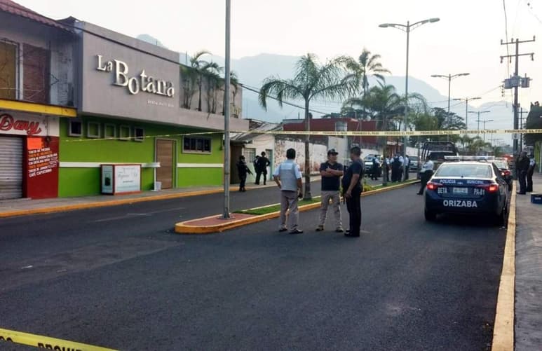 Según los reportes, un comando armado llegó al lugar, abrió fuego y plagió a dos personas.(TWITTER)
