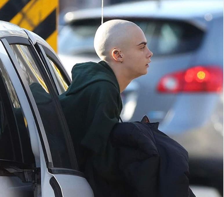 Cara pasó de tener un estilo bob rubio platinado a uno pixie, y ahora, la prensa la captó el lunes pasado con su nuevo look en las calles de Toronto.